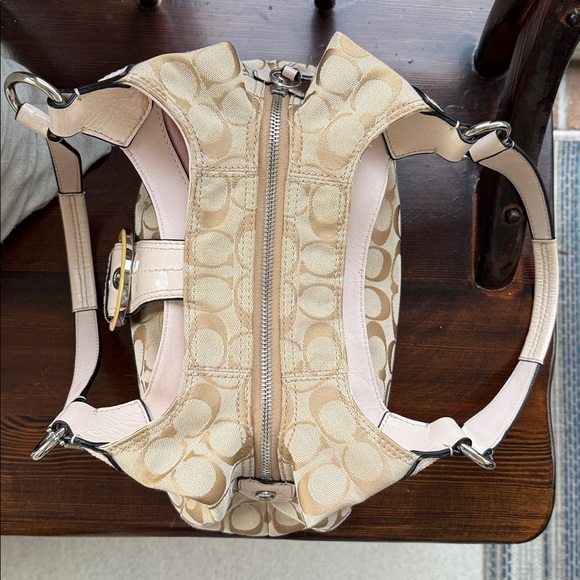 Coach Lynn hobo, beige signature canvas w/blush pink patent leather trim. EUC. - Picture 5 of 11